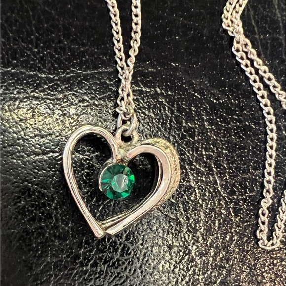 Vintage Emerald Green Stone Silver Filigree Heart Pendant Necklace - Picture 6 of 11